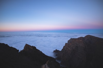 多雾的山在白天
